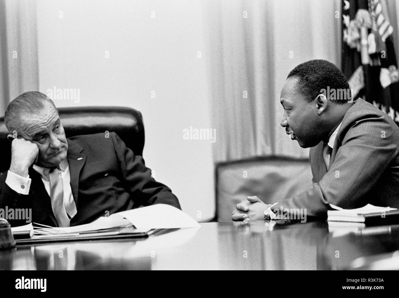 MARTIN LUTHER KING (1929-1968) American Civil Rights Leader bei Rechts mit Präsident Lyndon B. Johnson vom 18. März 1956. Foto: Weißes Haus/Yoichi Okamoto Stockfoto