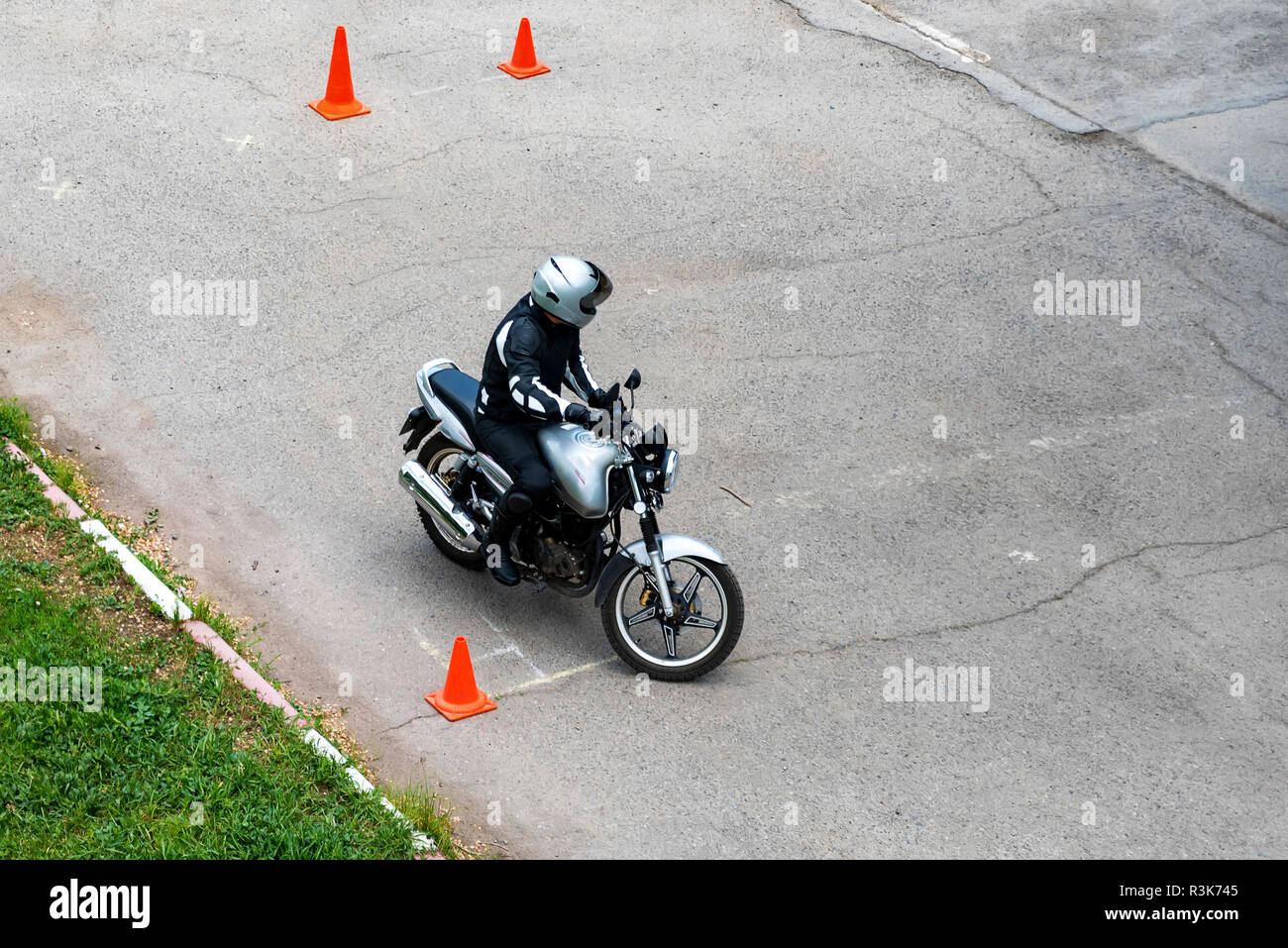 Der Mensch ist ein Motorrad fahren üben in einer Fahrschule Stockfoto Der Mensch ist ein Motorrad fahren üben in einer Fahrschule Stockfoto