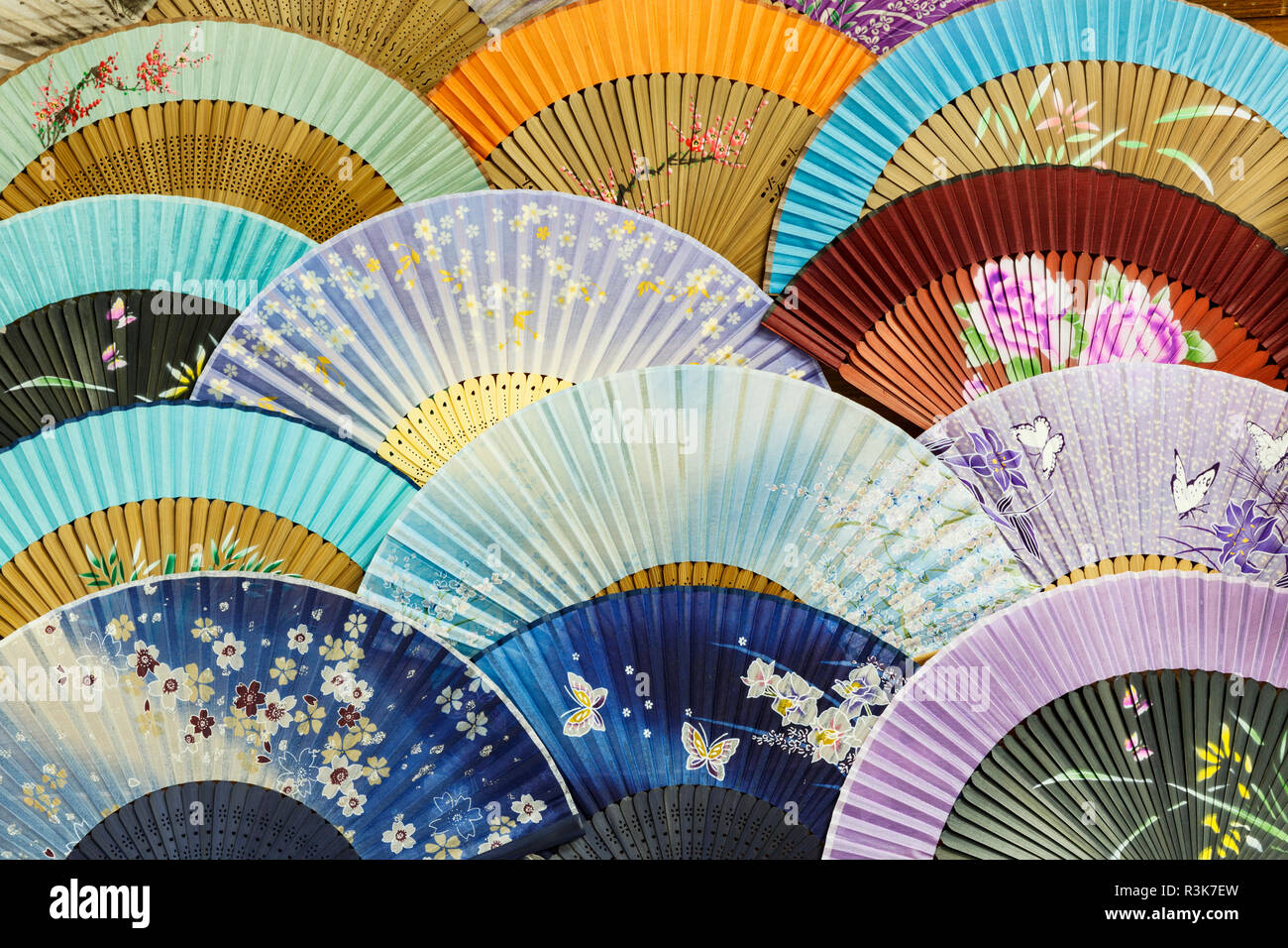 Bunte Fans für Verkauf, Xi'an, China. Stockfoto