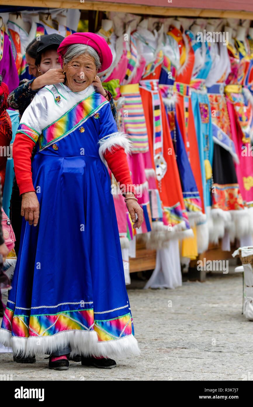 China, Provinz Yunnan, nordwestliches Yunnan, Shangri-La, City Square. Ein Tourist wird in Buntes Kleid, um fotografiert zu werden. Stockfoto