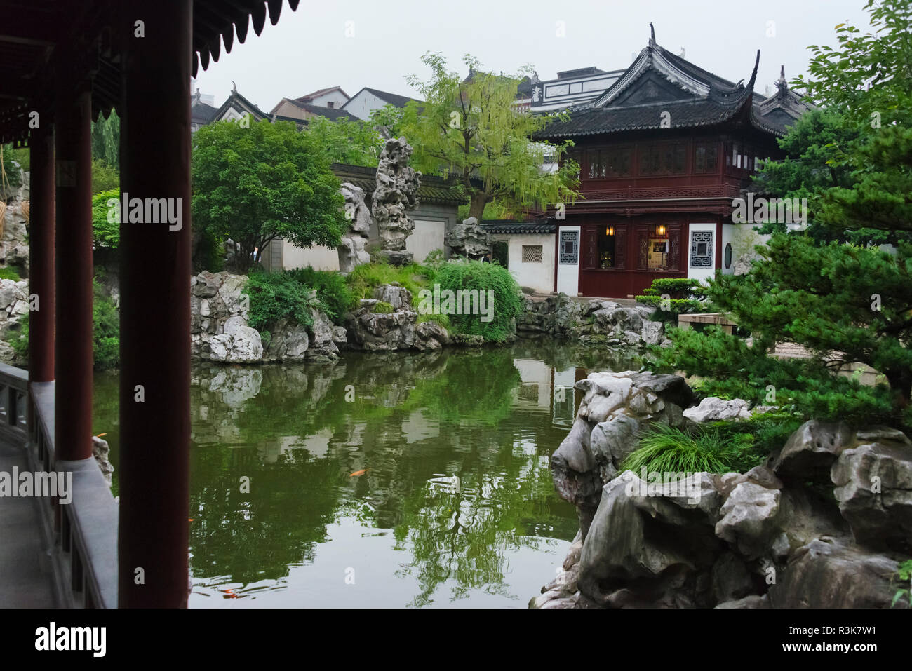 Pavillon mit Teich im Yu Garten, Shanghai, China Stockfoto