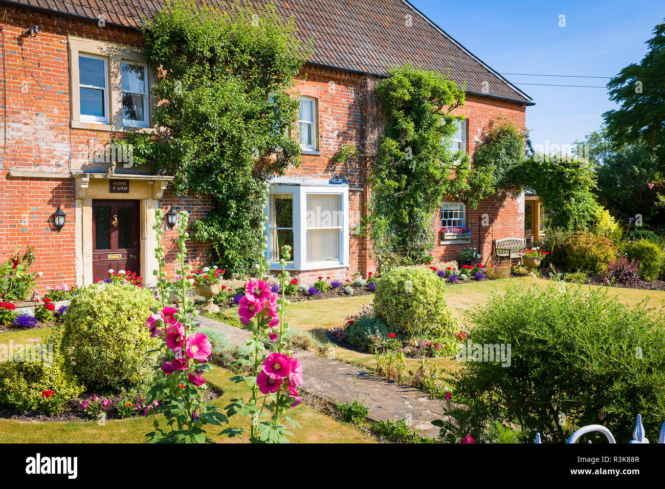 Home Farm Haus mit Garten vorne Mitte Sommer in Heddington Wiltshire England Großbritannien Stockfoto