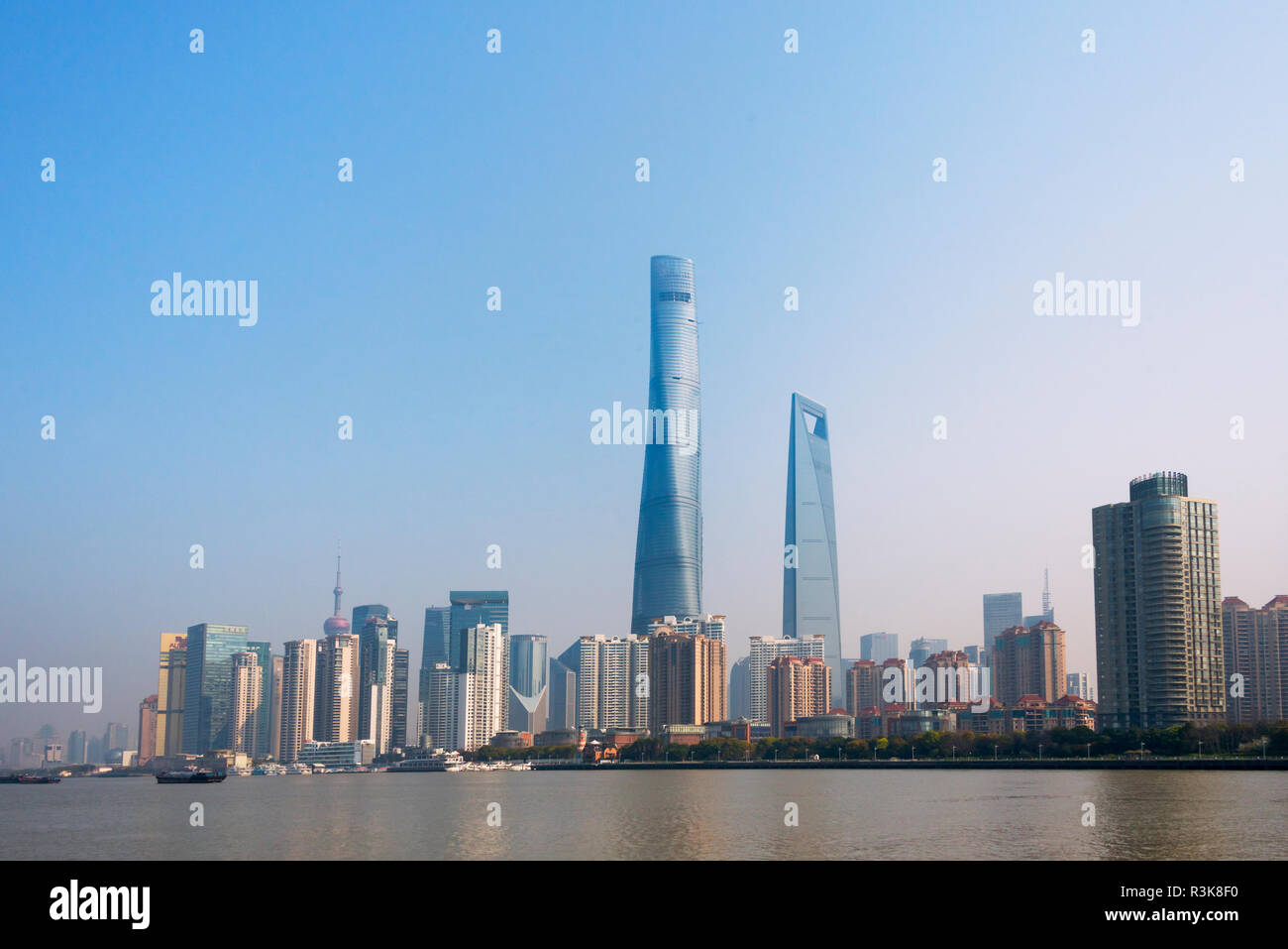Pudong Skyline von Shanghai Tower durch den Fluss Huangpu, Shanghai, China dominiert Stockfoto