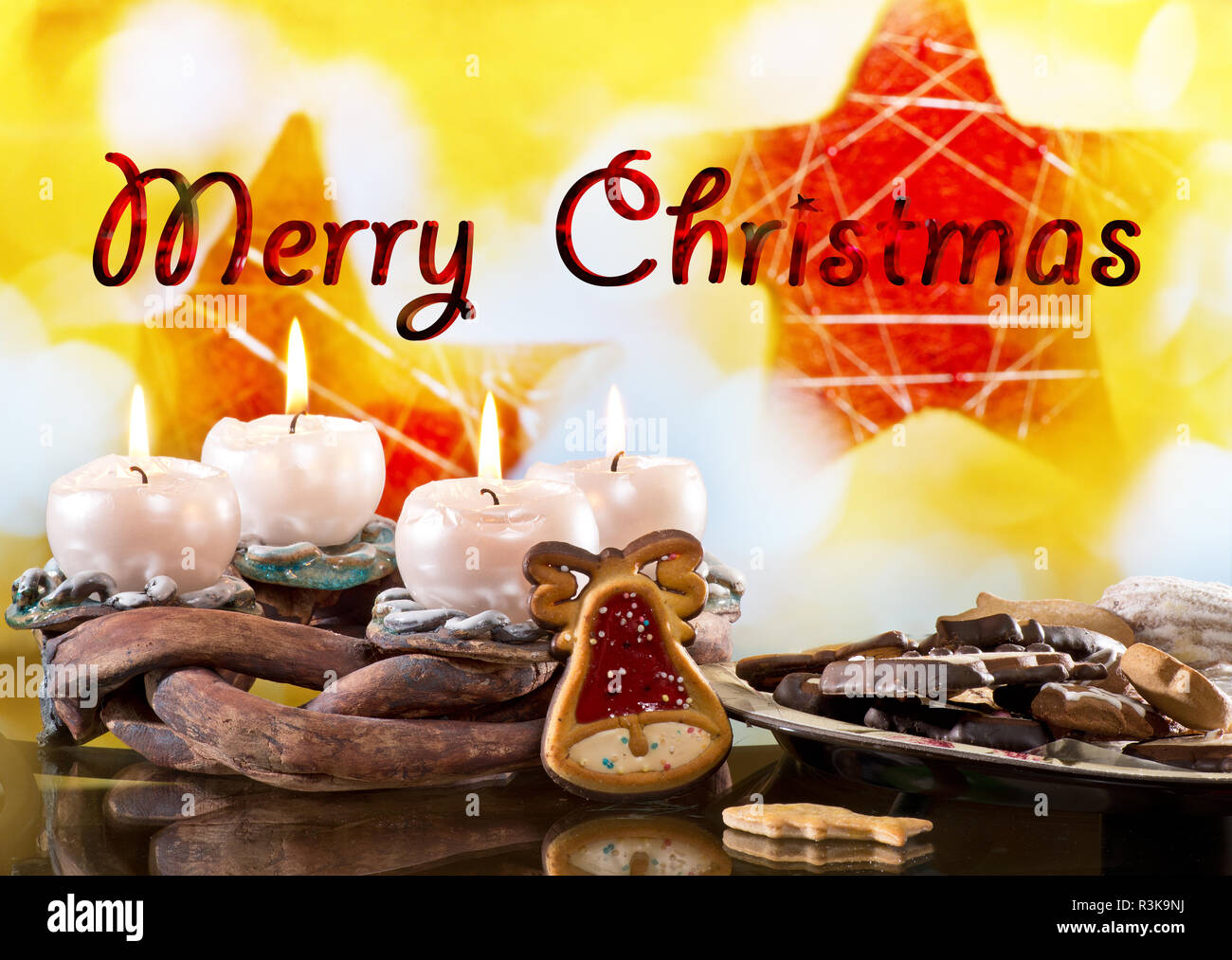 Adventskranz mit brennenden Kerzen auf dem roten Hintergrund. Frohe Weihnachten. Stockfoto