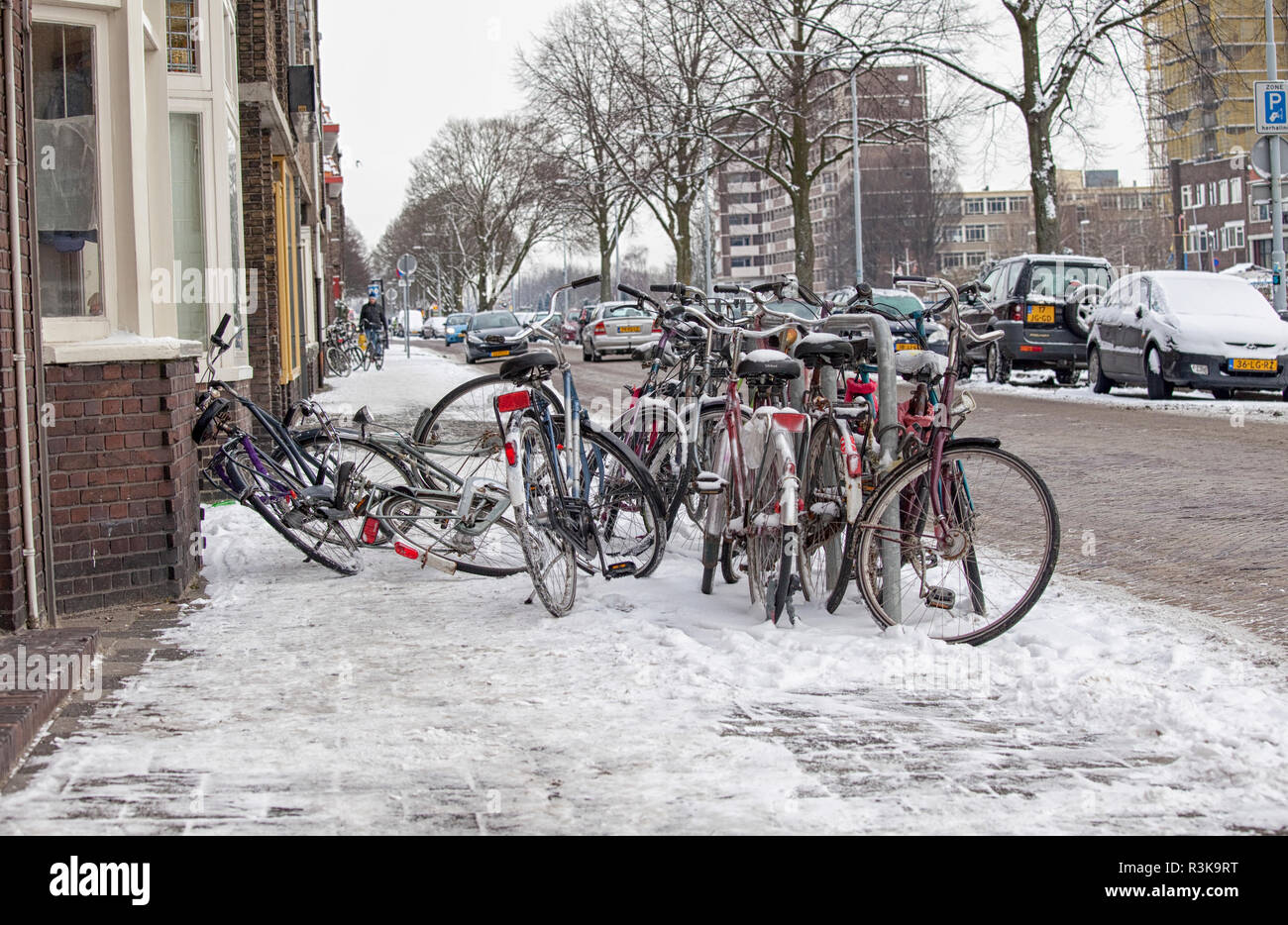 Zerstreut Fahrräder auf der Straße vor der Student House behindern Fußgänger auf dem Bürgersteig Stockfoto