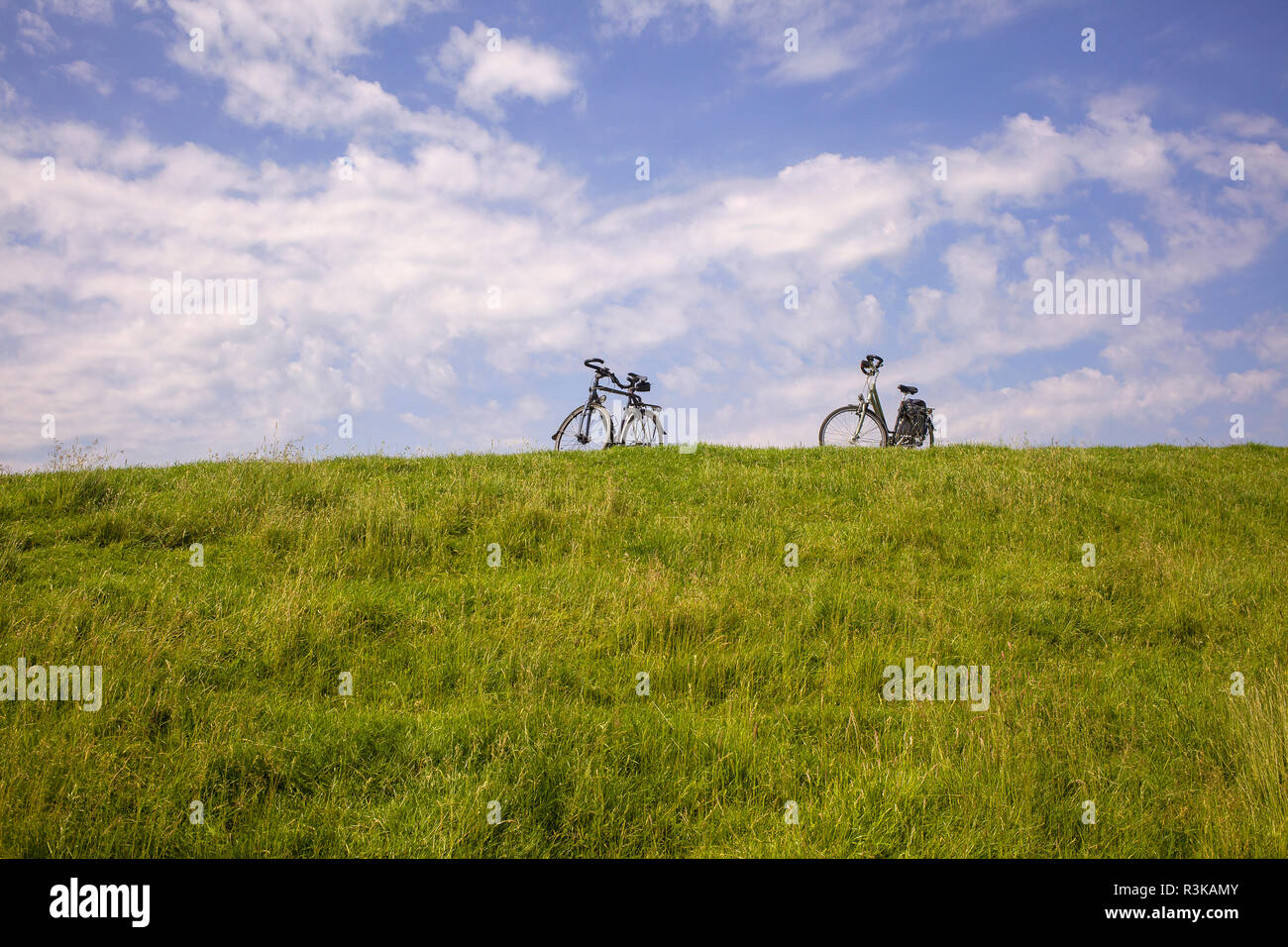 Die Frau und der Mann mit dem Fahrrad auf einem holländischen Deich im Sommer Stockfoto