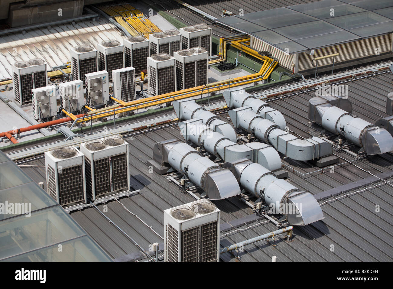 Lüftung und Klimaanlage wurden ordentlich auf einem Dach eines Geschäftsgebäudes installiert. Singapur Stockfoto