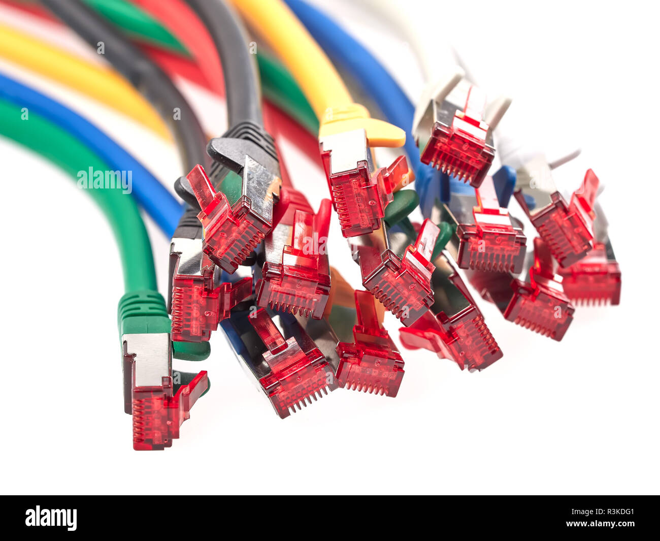 Patch Kabel mit RJ45-Steckern werden zum Weiterleiten von Signalen zwischen verschiedenen Netzwerkgeräten verwendet wird Stockfoto