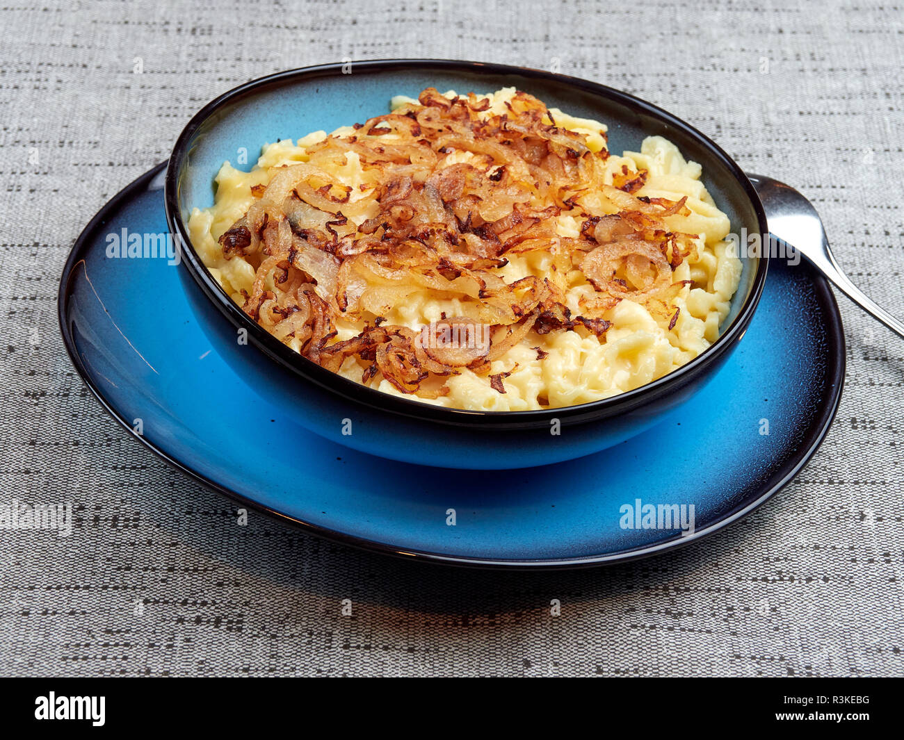 Traditionelle schwäbische "käsespätzle" - ein Gericht aus Ei und Mehl Nudeln mit geriebenem Käse und Zwiebeln. Auch kaesespaetzle geschrieben Stockfoto