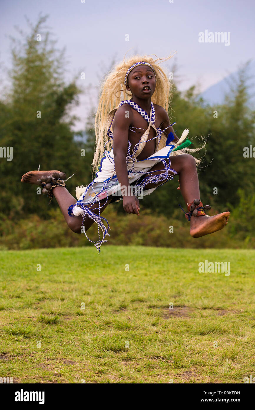 Afrika. Ruanda. Traditionelle Intore Tänzer in der Nähe des Volcanoes National Park, Standort der größten verbleibenden Gruppe der Berggorillas in der Welt. Stockfoto