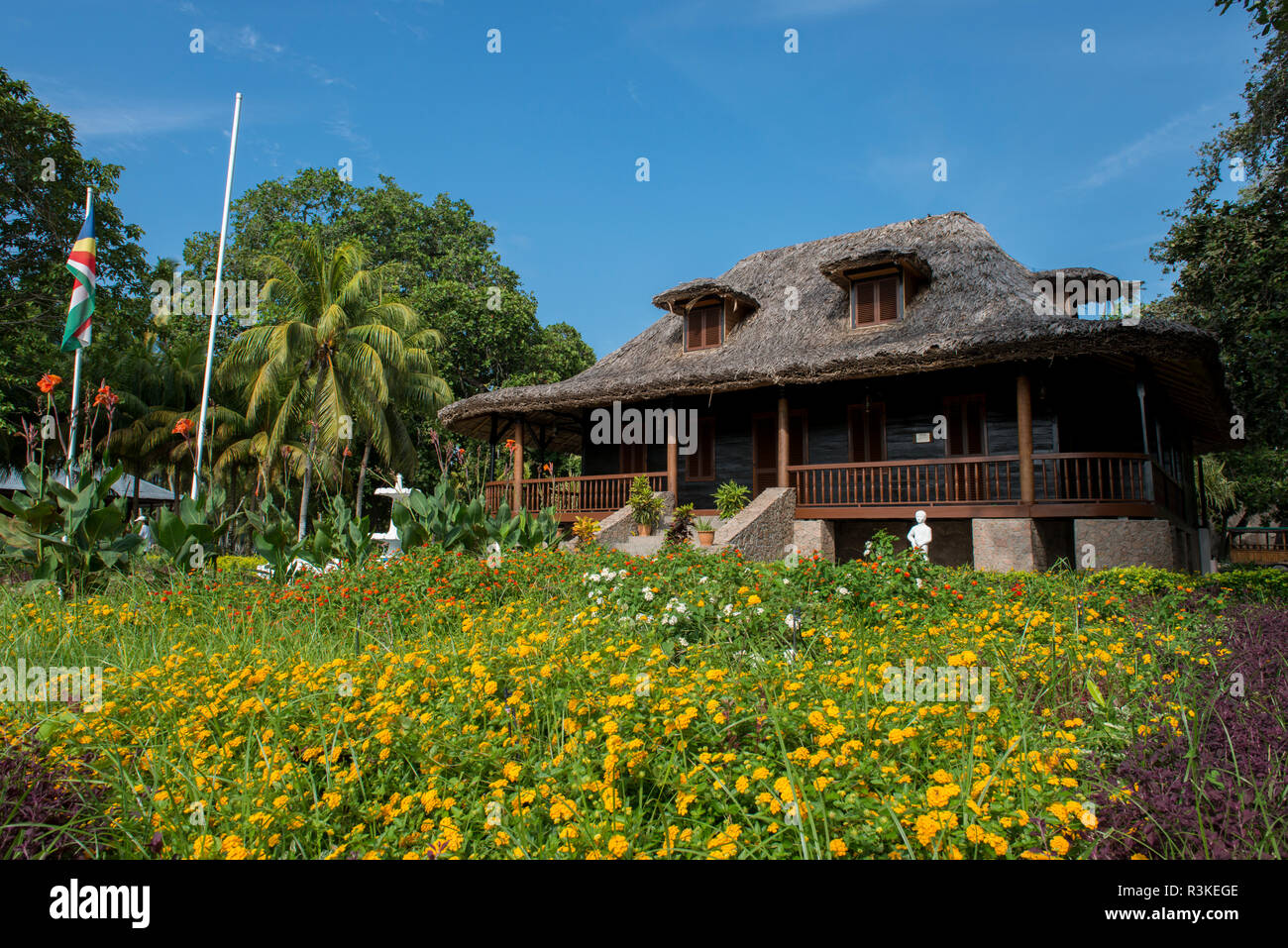 Seychellen, La Digue, l ' Union Estate. Historischen Plantation House, nationales Kulturerbe. Typische Residenz mit Strohdach. Stockfoto