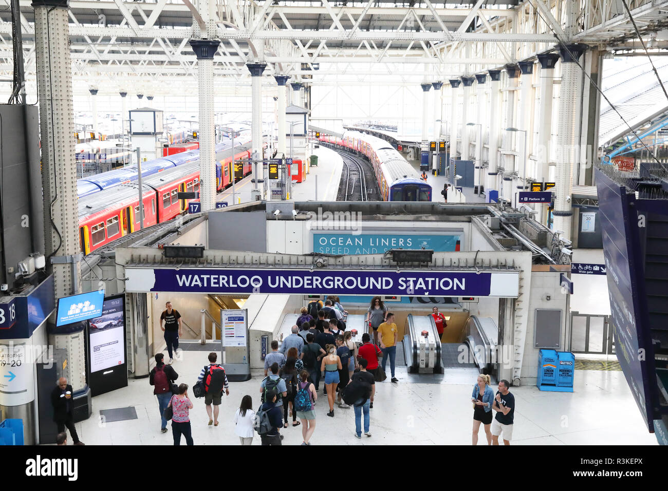 Besetzt Waterloo Station, ein wichtiger Knotenpunkt für die Züge in den Süden und Südwesten, in London, Großbritannien Stockfoto