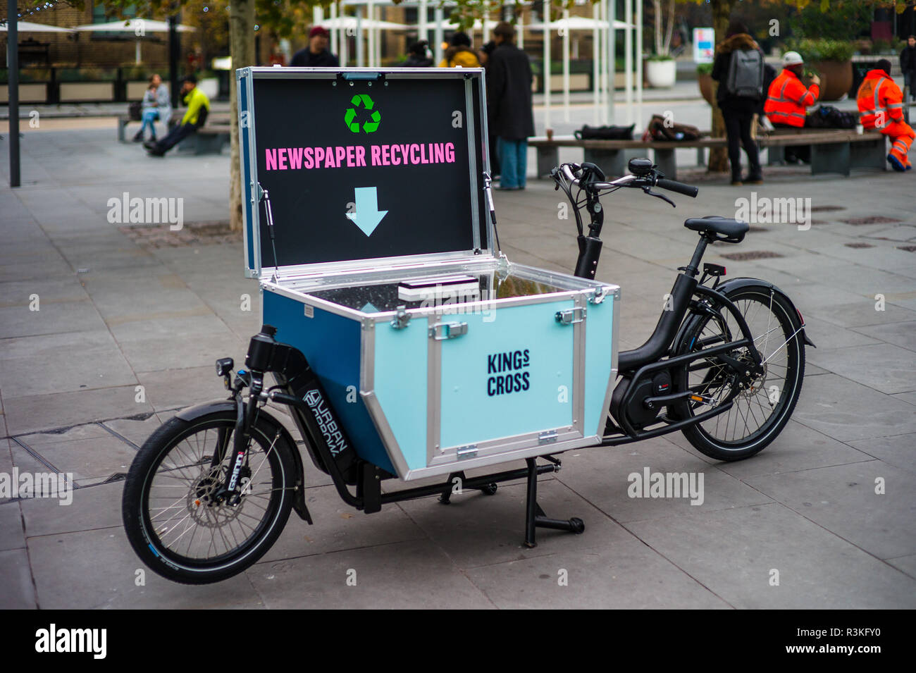 Recycling-Programm für Zeitungen London - Cargo Bike für das Recycling von Zeitungen außerhalb der Kings Cross Station in Central London, Großbritannien Stockfoto