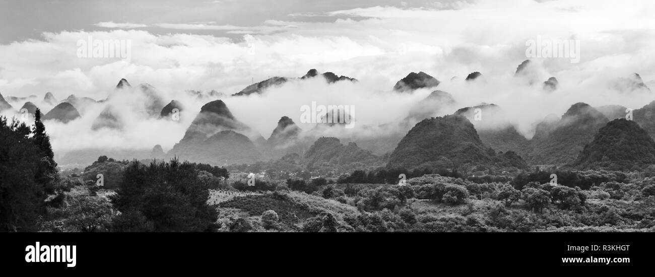 Kalkstein Hügel im Nebel, Xingping, Guilin, Guangxi, China Stockfoto