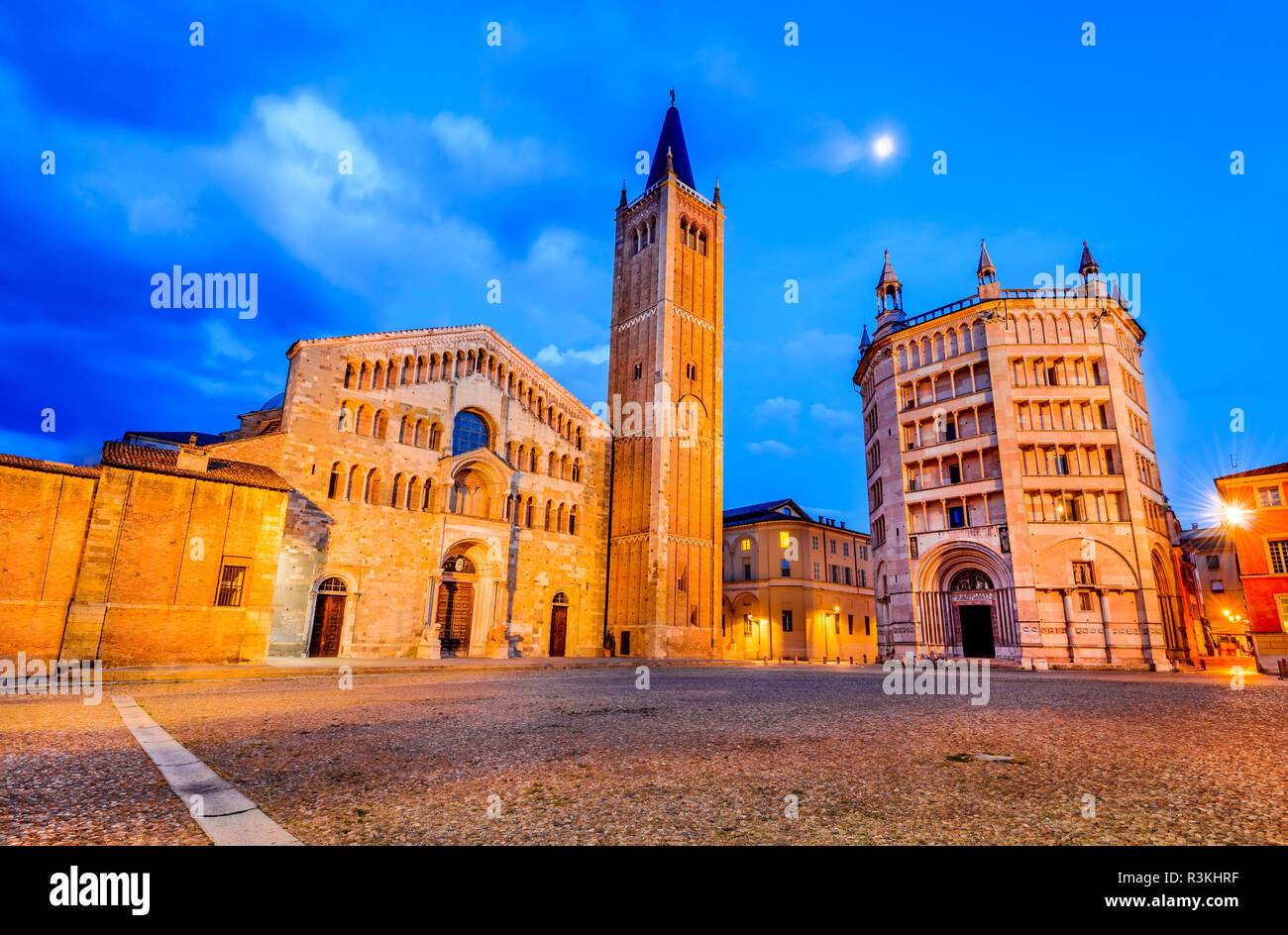 Parma, Italien - Piazza del Duomo mit dem Dom im Jahr 1059, Emilia-Romagna erbaut. Stockfoto