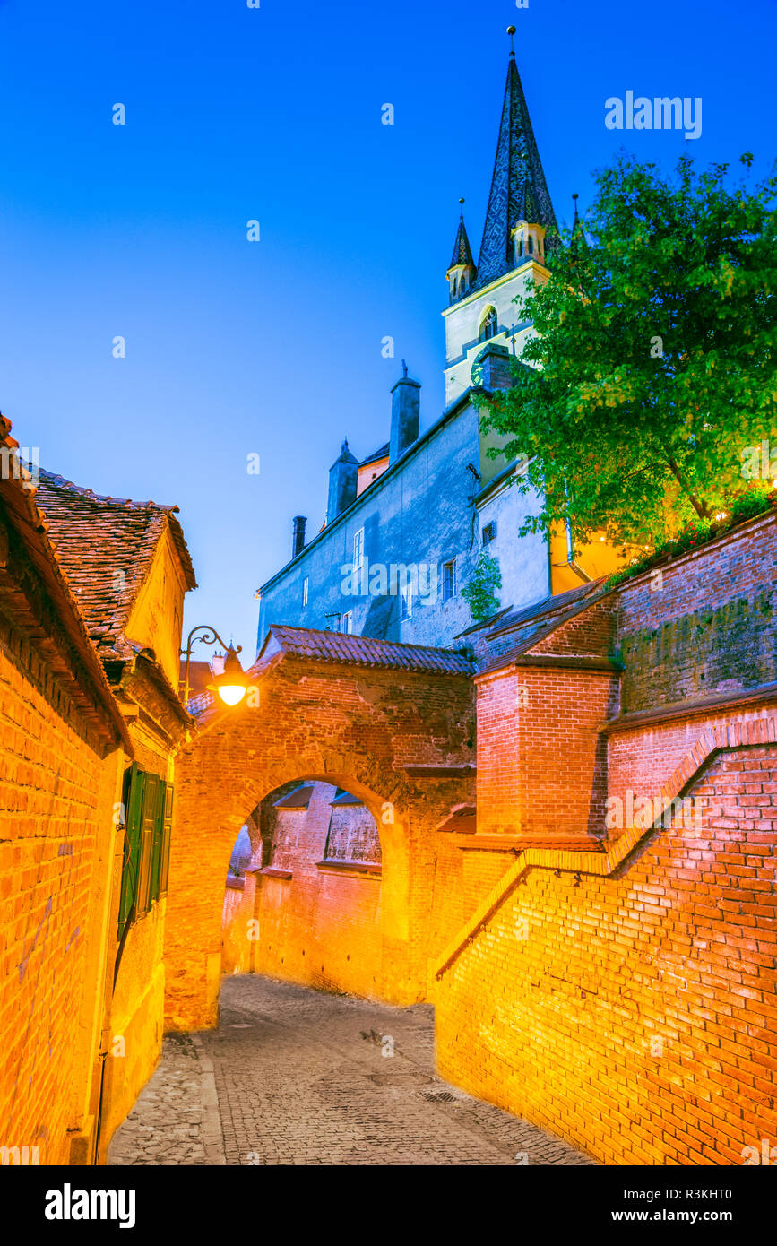 Sibiu, Rumänien - Passage der Treppen und der lutherischen Kathedrale in der Dämmerung. Transsilvanien sächsische Stadt. Stockfoto