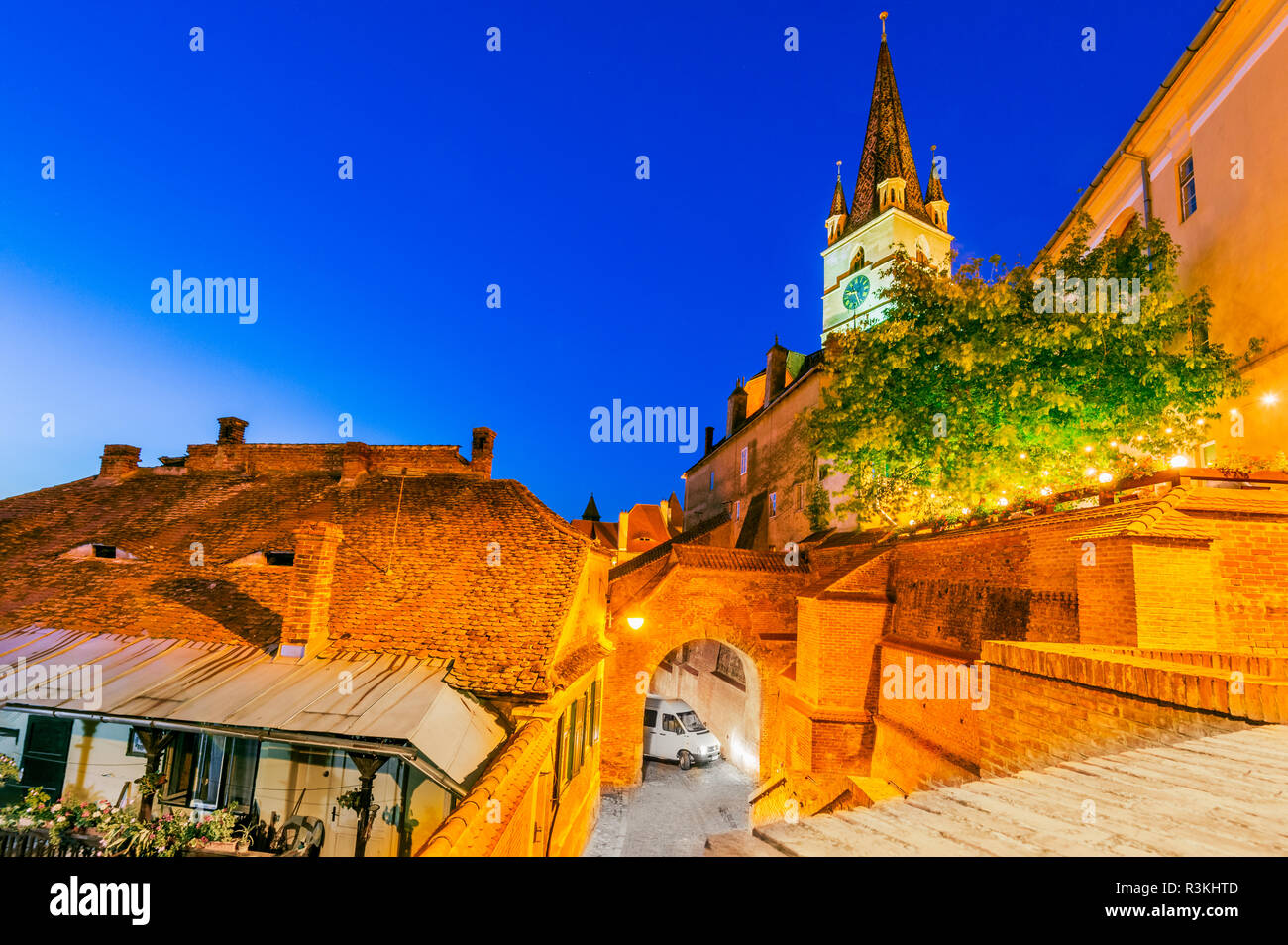 Sibiu, Rumänien - Passage der Treppen und der lutherischen Kathedrale in der Dämmerung. Transsilvanien sächsische Stadt. Stockfoto