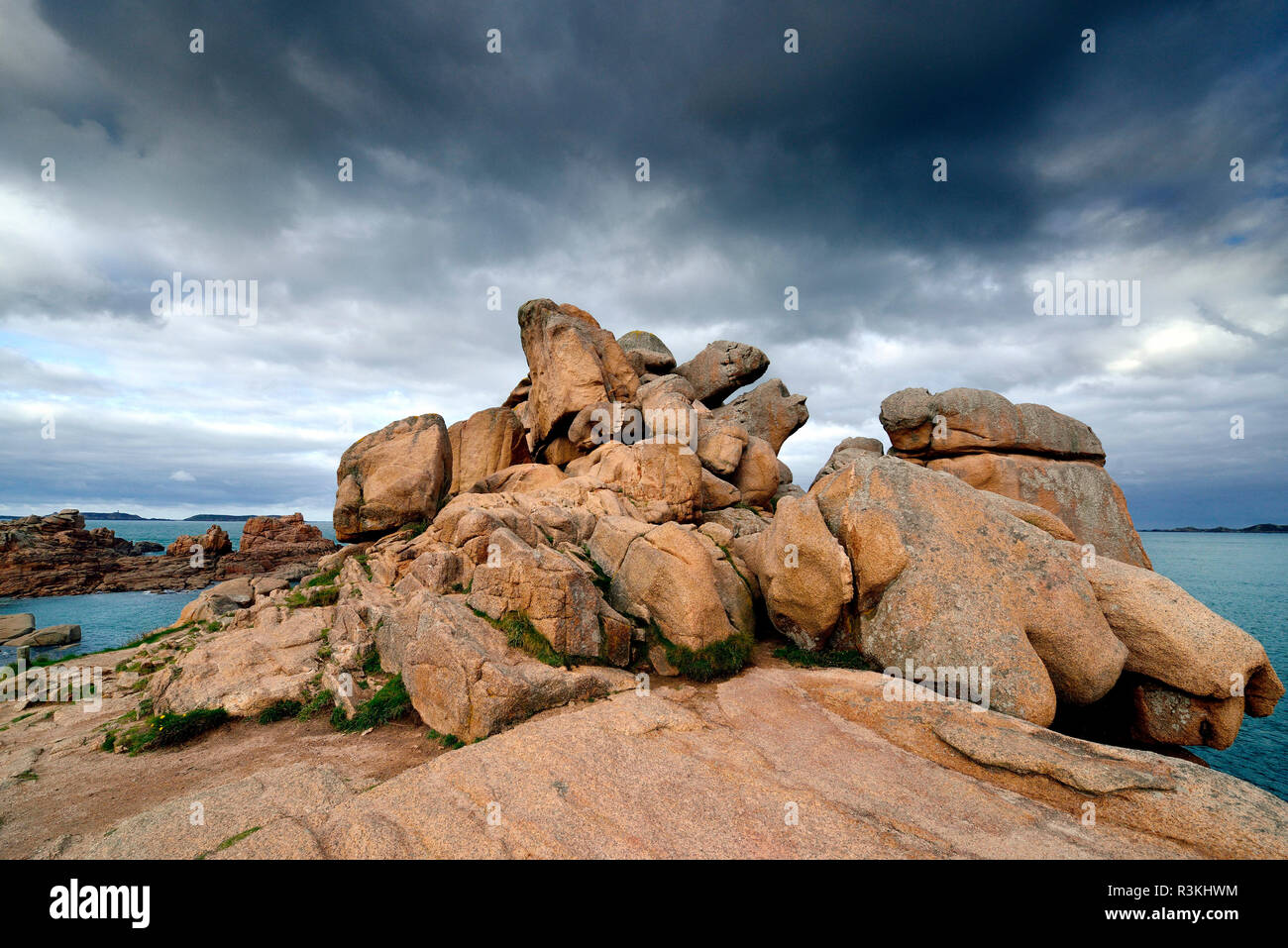 Stadt von Ploumanac'h (Bretagne, Frankreich): Felsen entlang der Küste 'Côte de Granit rose (rosa Granit Küste) Stockfoto