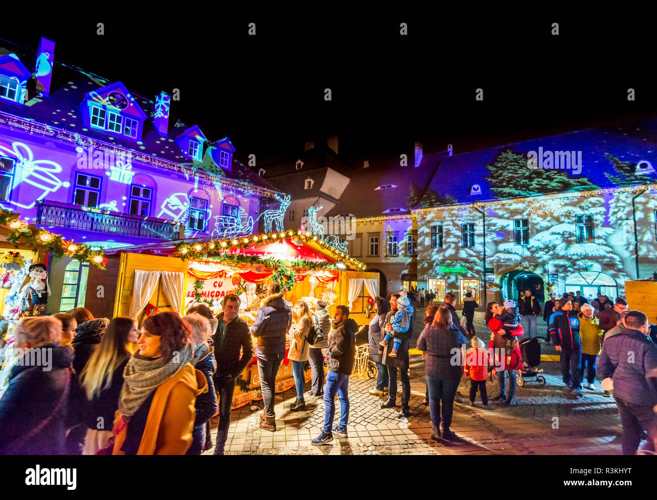Sibiu, Rumänien - November 2017: Weihnachtsmarkt, Sibiu in Rumänien, Siebenbürgen Wahrzeichen. Stockfoto