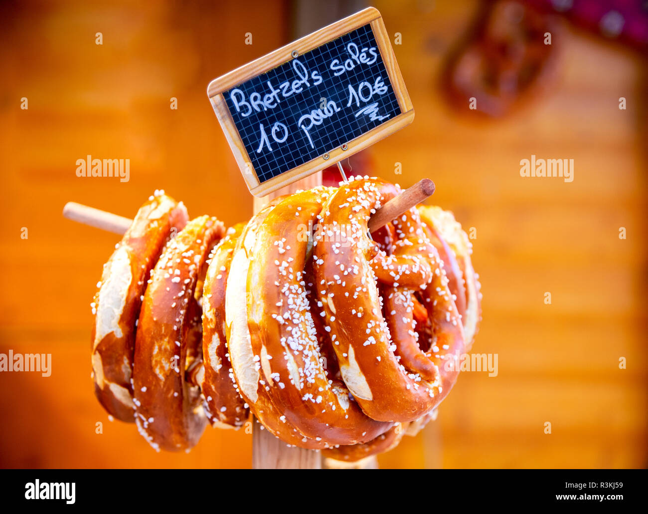 Straßburg, Frankreich - Dezember 2017: Marche de Noel in Straßburg mit lokalen Handwerk Süßigkeiten. Weihnachtsmarkt im Elsass. Stockfoto