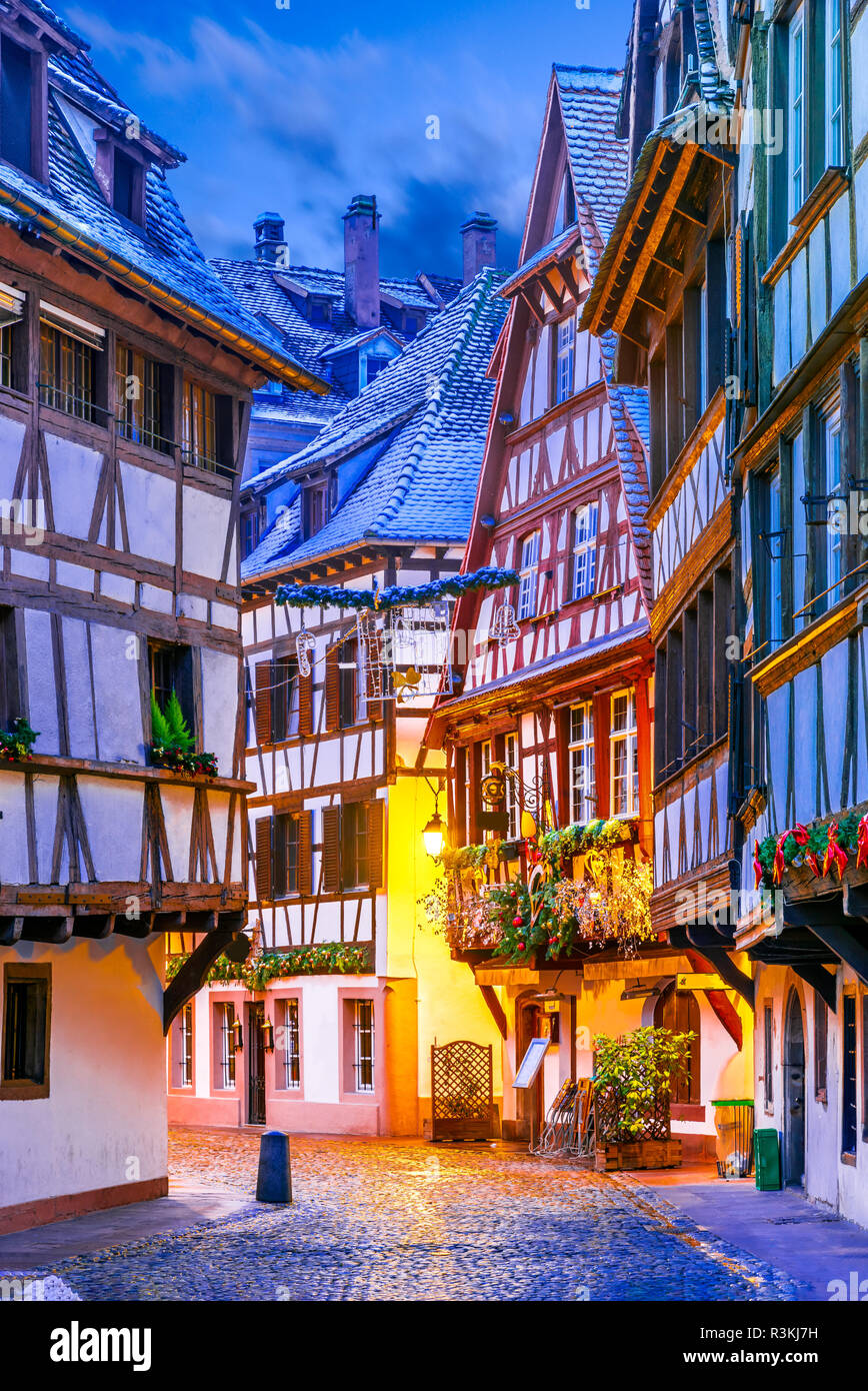 Straßburg, Frankreich. Weihnachtsmarkt im alten Stadtteil Petite France in Strassburg im Elsass. Stockfoto