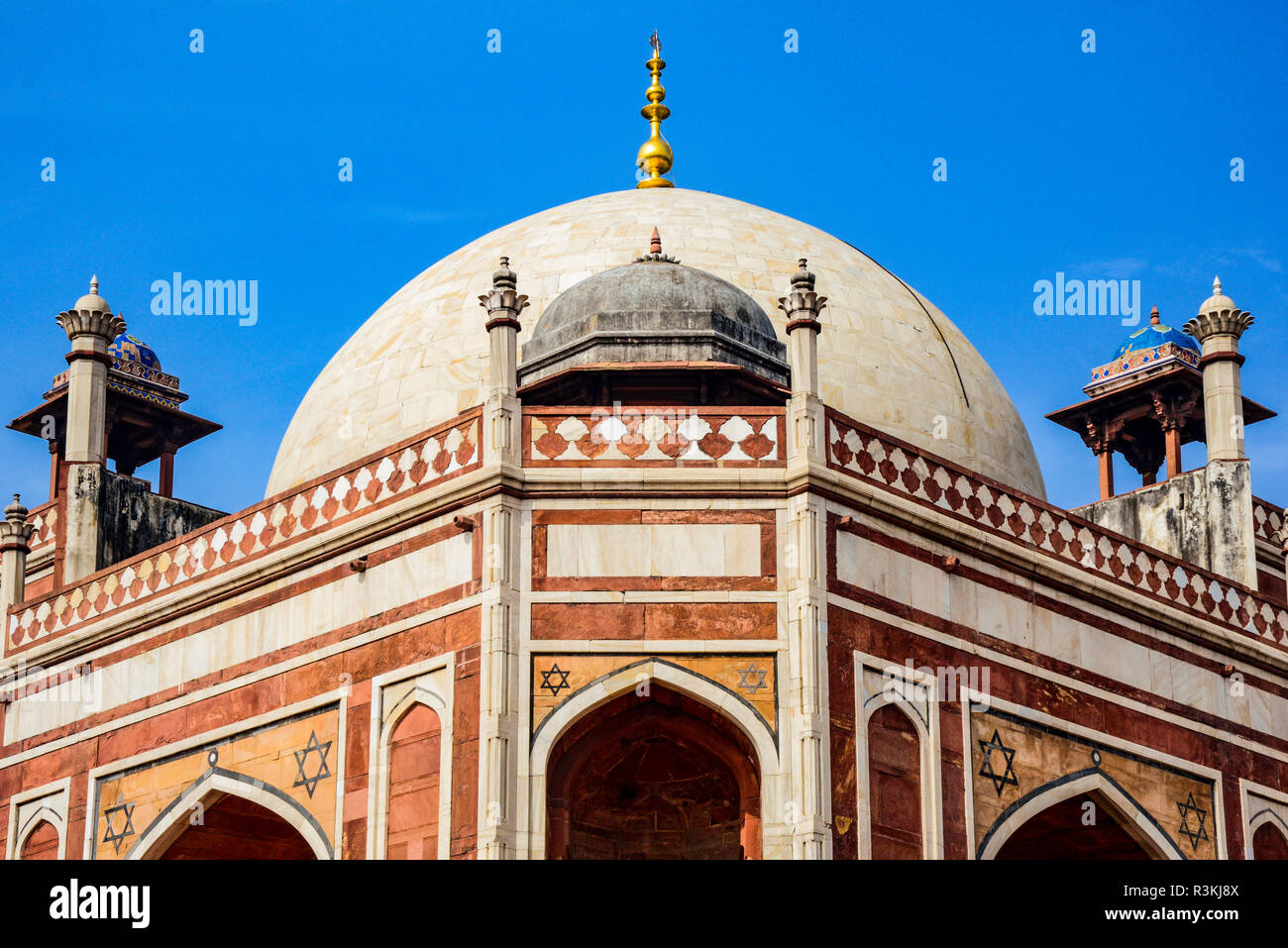 Indien, New Delhi. Humayun's Grabmal, Archaeological Survey of India, World Heritage Site, architektonische Detail der Fassade mit Kuppel Stockfoto