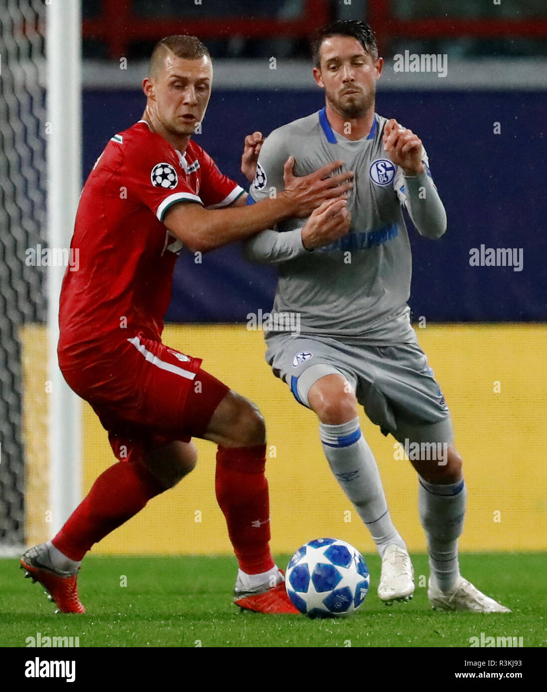 Moskau, Russland - Oktober 03: Dmitri Barinov (L) des FC Lokomotiv Moskau und Mark Uth des FC Schalke 04 vie für die Kugel während der Gruppe D Spiel der UEFA Champions League zwischen FC Lokomotiv Moskau und FC Schalke 04 beim Lokomotiv Stadion am 3. Oktober 2018 in Moskau, Russland. (MB) Stockfoto