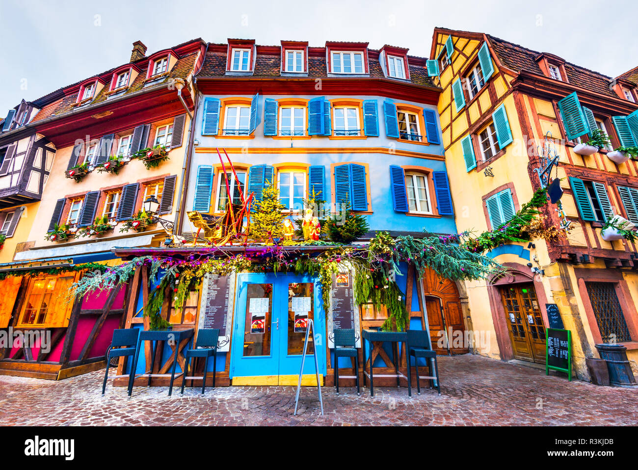 Colmar, Elsass, Frankreich. Lebkuchenhäuser hinzufügen Weihnachtsmarkt von lokalen Handwerkern, berühmt in Europa. Stockfoto