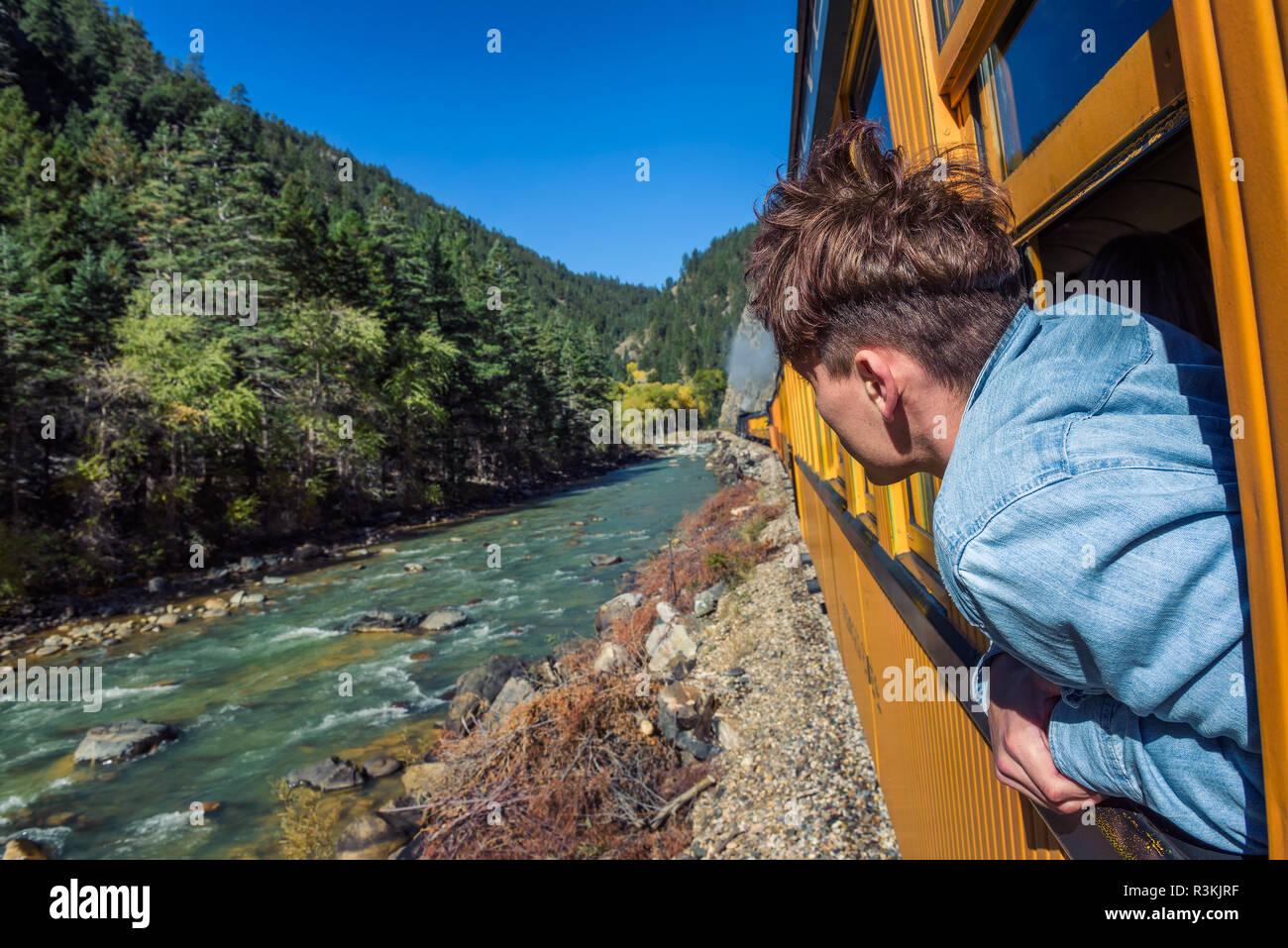 Junger Mann, aus dem Fenster Stockfoto