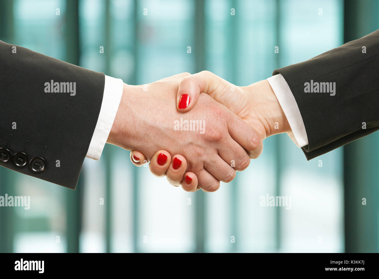 Mann und Frau Hände schütteln. Konzept für Gender- und eual Rechte. Stockfoto