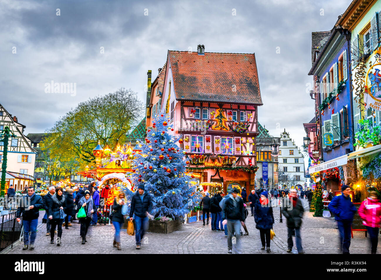 Colmar, Frankreich - 4. Dezember 2017: Traditionellen elsässischen Fachwerkhäuser Weihnachten Stadt Colmar im Elsass eingerichtet. Stockfoto