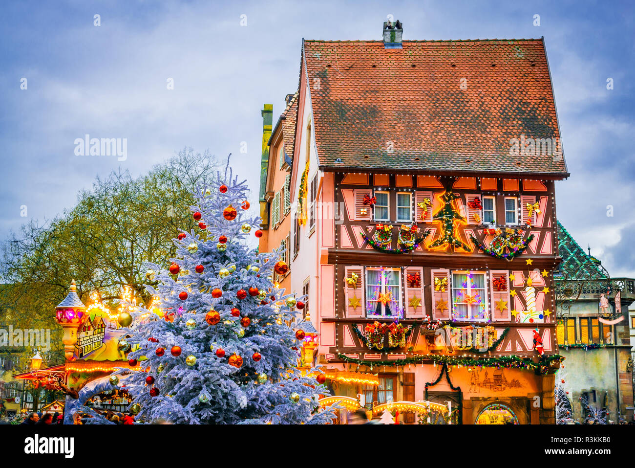 Colmar, Frankreich. Traditionellen elsässischen Fachwerkhäuser Weihnachten Stadt Colmar im Elsass eingerichtet. Stockfoto