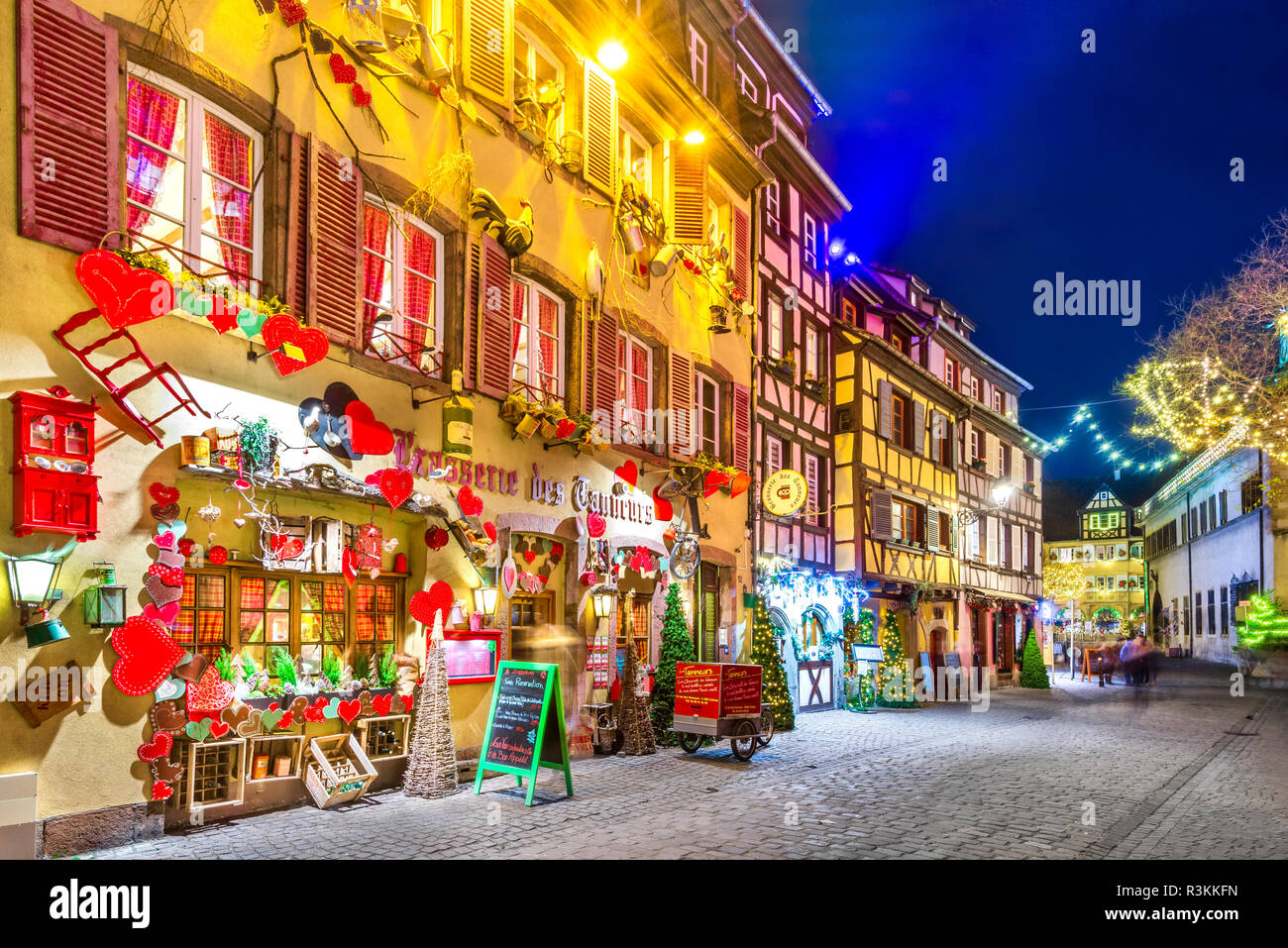 Colmar, Frankreich - Dezember 2017. Traditionellen elsässischen Fachwerkhäuser Weihnachten Stadt im Elsass eingerichtet. Stockfoto