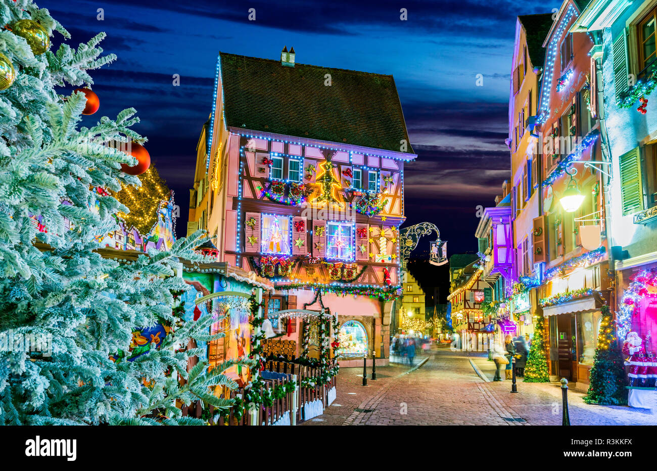 Colmar, Elsass, Frankreich. Weihnachtsmarkt, Marche de Noel mit Lebkuchen Häuser und lokalen Handwerkern, berühmt in Europa. Stockfoto