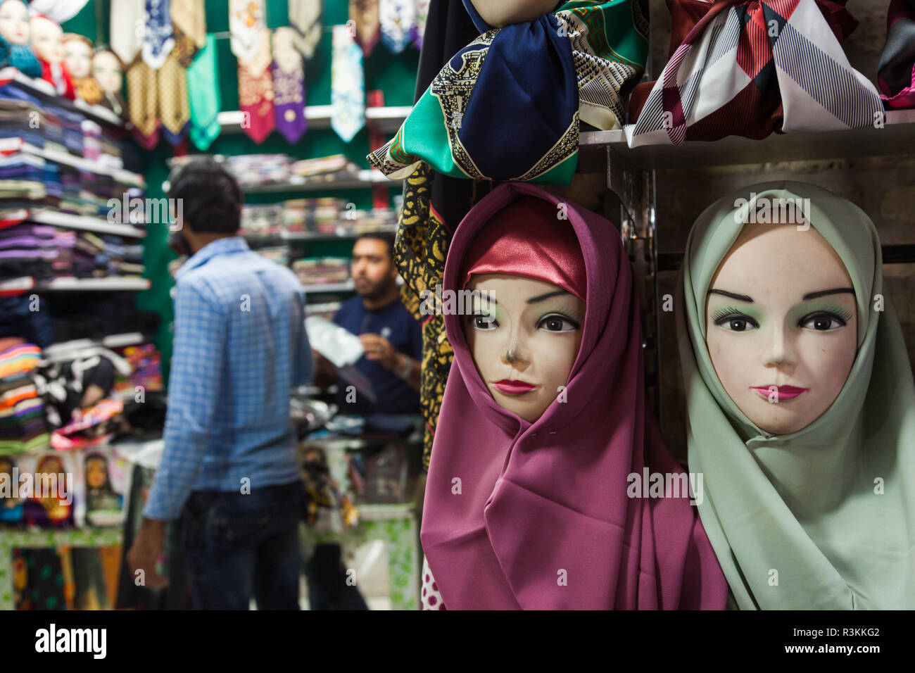 Südöstlichen Iran, Kerman, End-to-End, Basar, Mannequin mit traditionellen Hijab Schal Stockfoto
