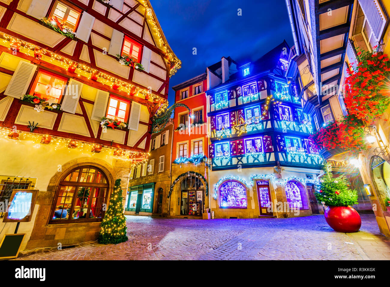 Colmar, Frankreich. Traditionellen elsässischen Fachwerkhäuser Weihnachten Stadt im Elsass eingerichtet. Stockfoto