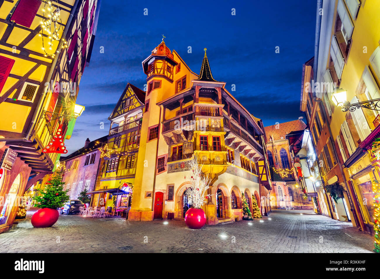 Colmar, Frankreich. Traditionellen elsässischen Fachwerkhäuser Weihnachten Stadt im Elsass eingerichtet. Stockfoto