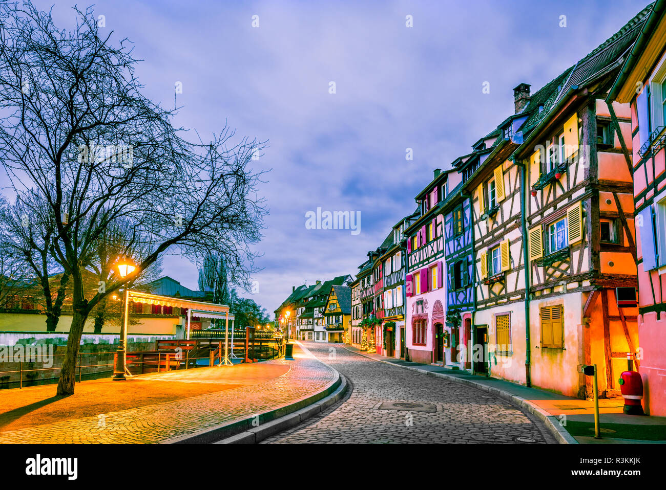 Colmar, Elsass, Frankreich. Lebkuchenhäuser bei Petite Venise. Weihnachtsdekoration von lokalen Handwerkern, berühmt in Europa. Stockfoto