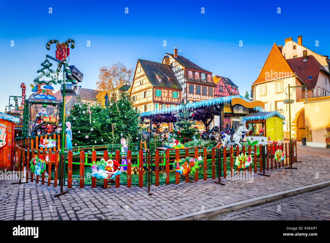 Colmar, Elsass - Dezember 2017. Kinder Weihnachtsmarkt in Petit Venise, berühmt in Frankreich und Europa. Stockfoto