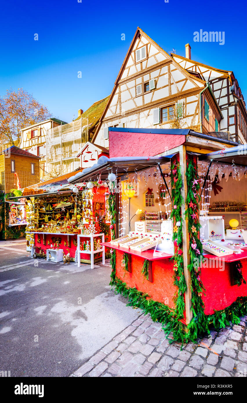 Colmar, Frankreich. Weihnachtsmarkt mit Lebkuchen Häuser im Elsass, berühmten Platz in Europa. Stockfoto