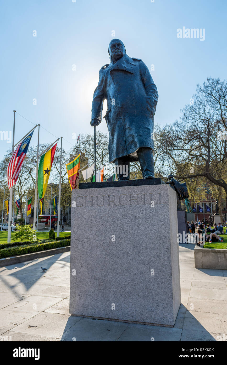 Die Statue von Winston Churchill in Parliament Square, London, ist eine bronzene Skulptur des ehemaligen britischen Premierminister Winston Churchill, erstellt von Stockfoto