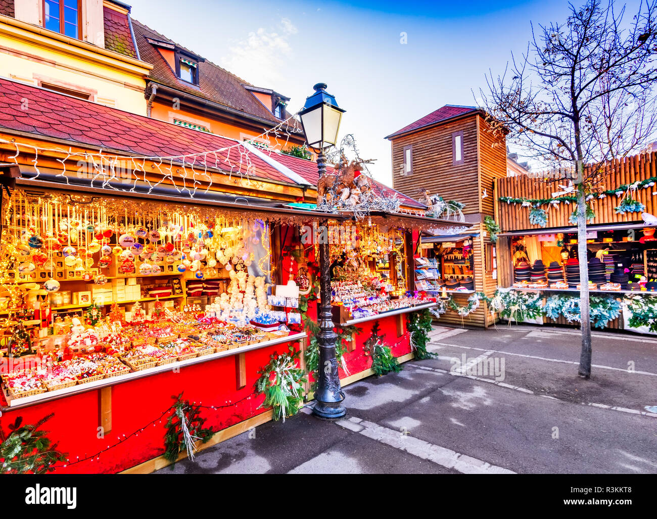 Colmar, Frankreich - Weihnachtsmarkt mit Lebkuchen und Dekorationen im Elsass, berühmten Platz in Europa. Stockfoto