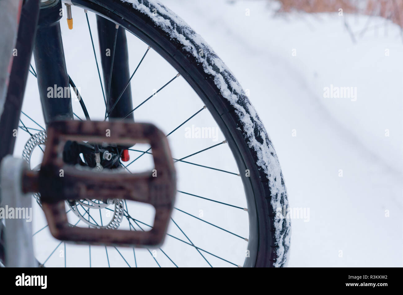 Fahrrad im Winter, Fahrrad Rad auf schneebedeckten Straßen Hintergrund Stockfoto