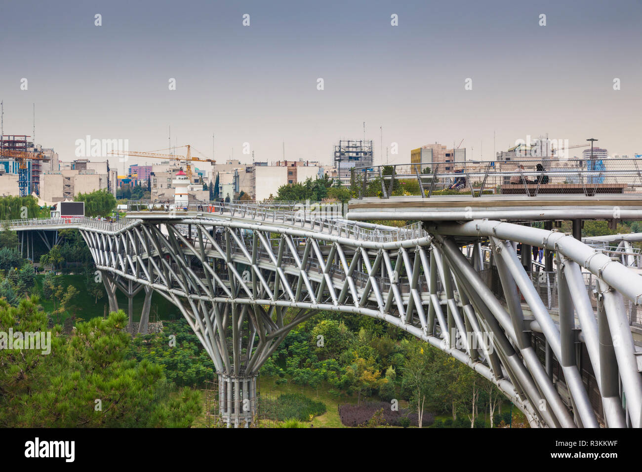 Iran, Teheran, die Skyline der Stadt Von der Pole E Tabiat Natur Brücke, durch Canadian-Iranian Architekt Leila Araghian, im 21. Jahrhundert gebaut Stockfoto