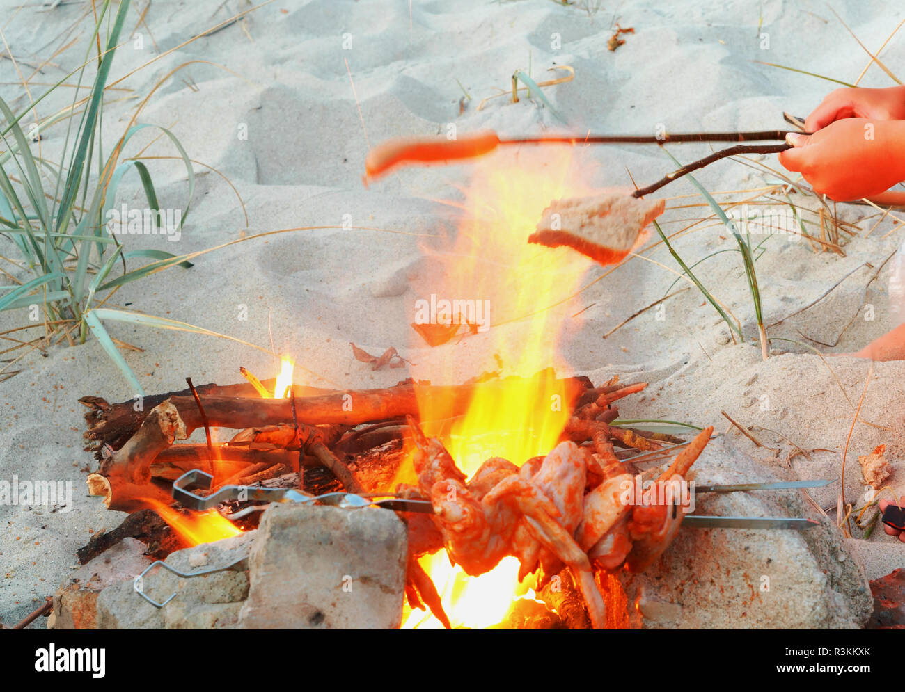 Zu warmen Brot auf einem Feuer zu braten, Brot auf dem Grill Stockfoto