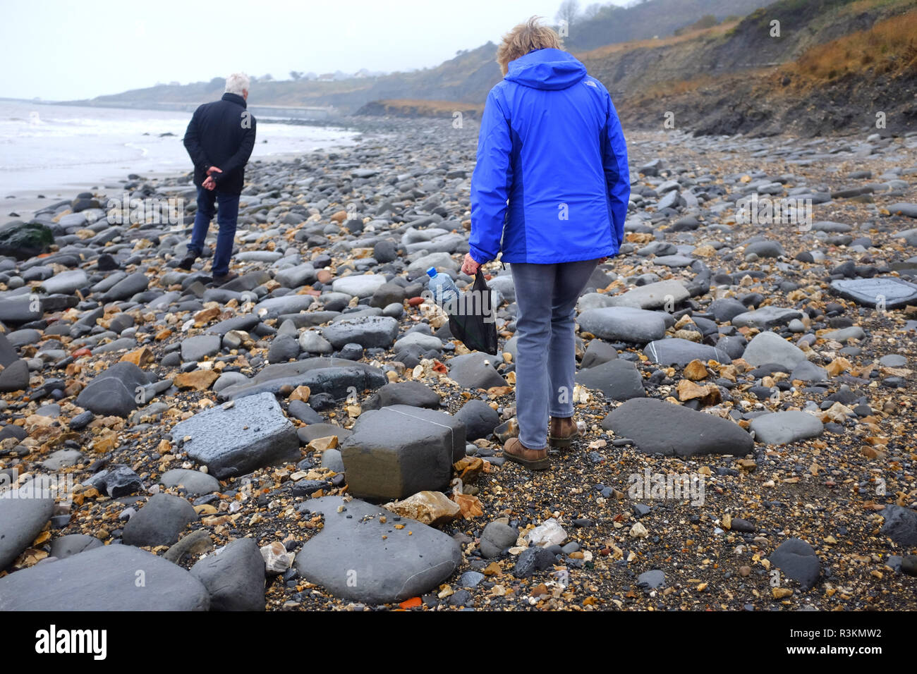 Abfälle aus Abfall und Müll auf den berühmten Jurassic Coast Strand zwischen Charmouth und Lyme Regis in West Dorset UK Stockfoto