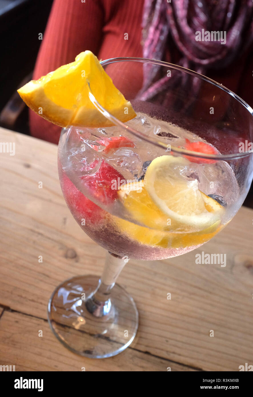 Große Gin Tonic trinken mit Obst Stockfoto