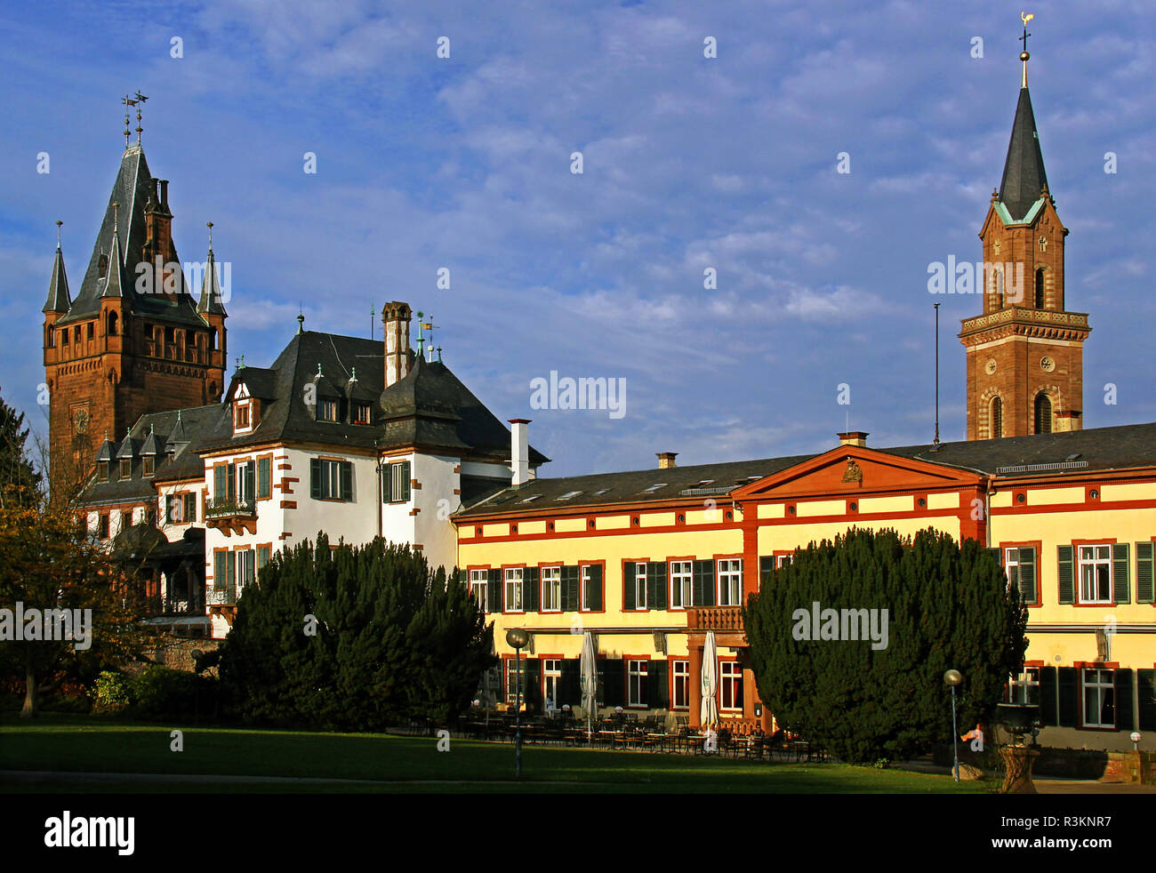 Schlosspark mit dem Rathaus und Lawrence Kirchturm in Weinheim Stockfoto