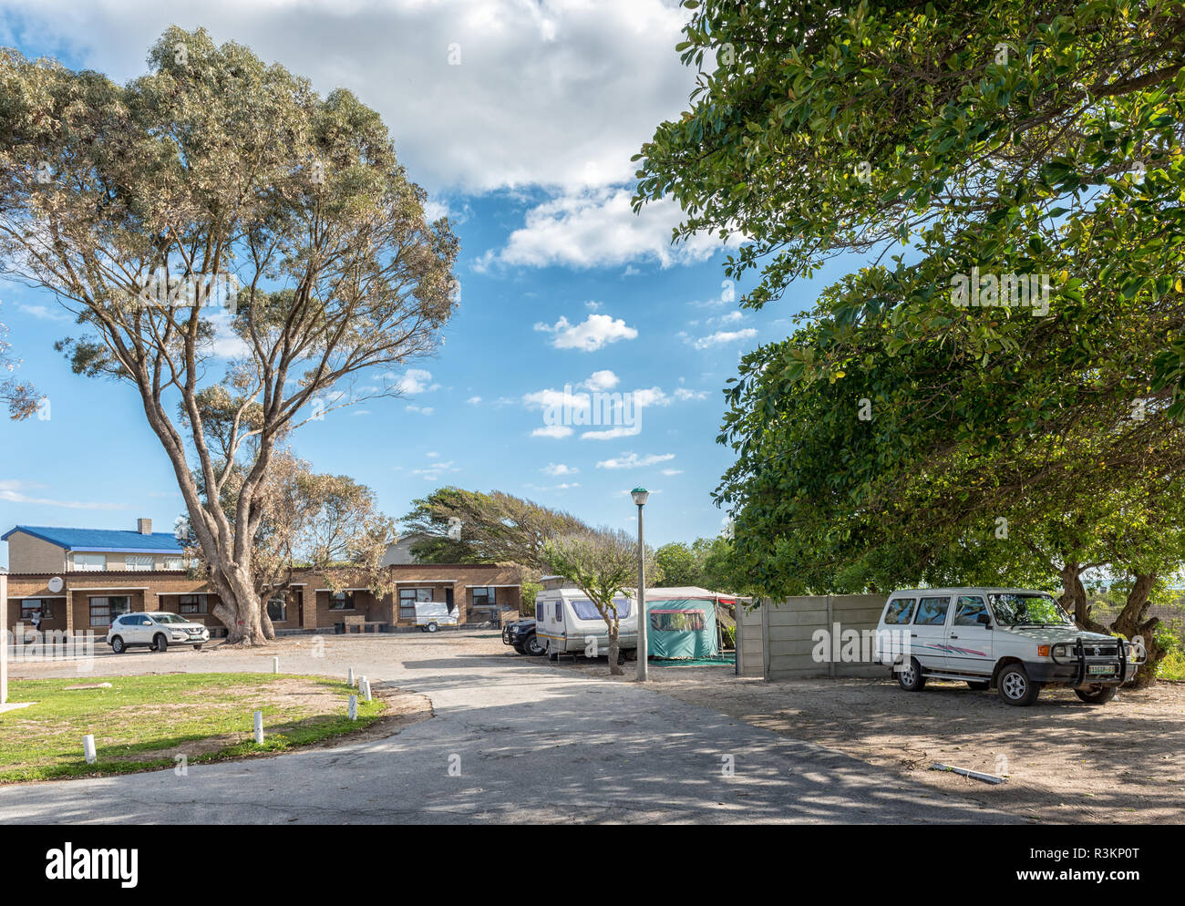 DWARSKERSBOS, SÜDAFRIKA, 21. AUGUST 2018: ein Ferienort in Dwarskersbos in der Western Cape Provinz. Einen Wohnwagen und Fahrzeugen sind sichtbar Stockfoto
