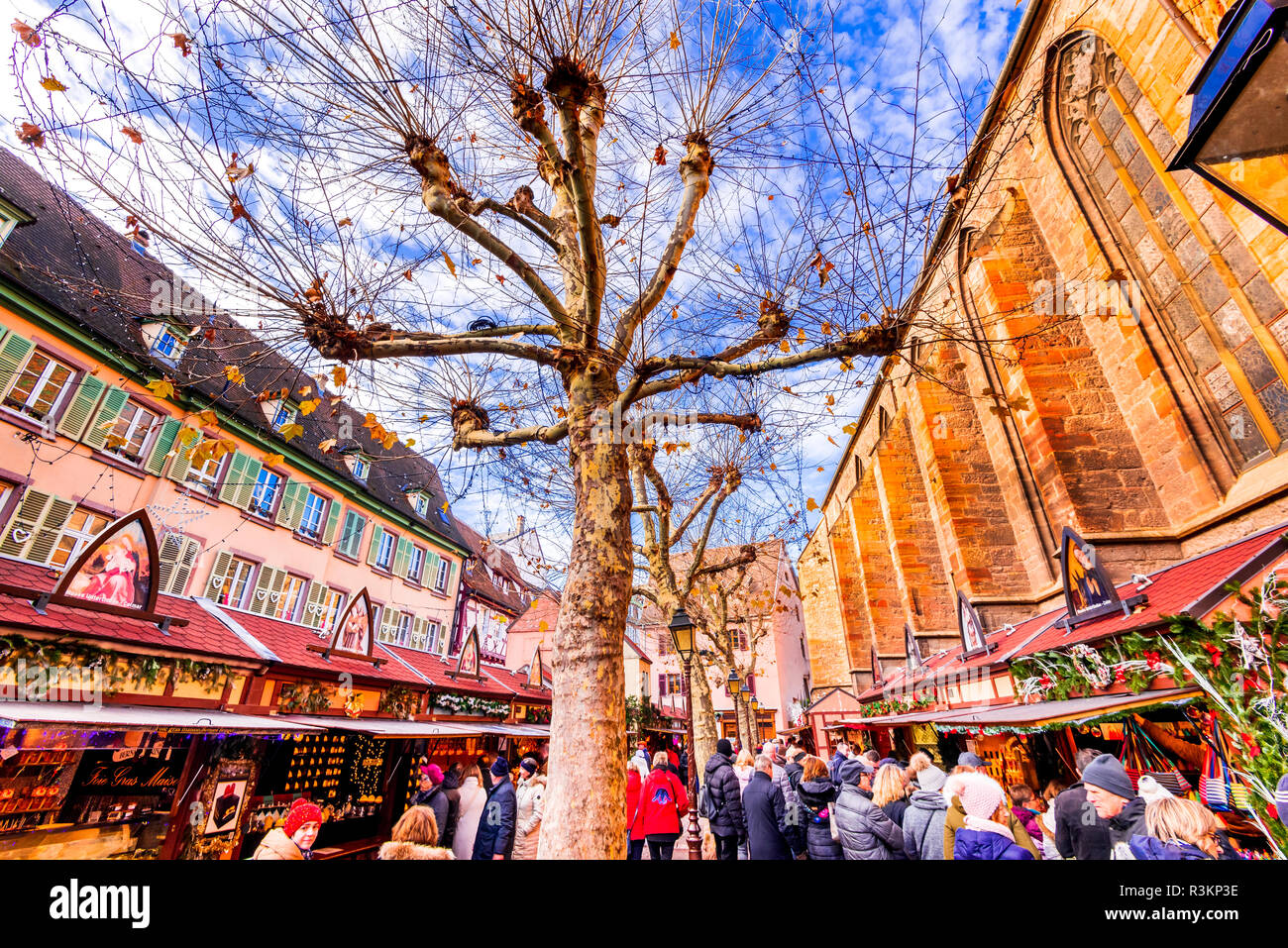 Colmar, Frankreich - Dezember 2017. Weihnachtsmarkt in Place de la Cathédrale, traditionelle Weihnachten dekoriert Stadt im Elsass. Stockfoto